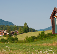 fileadmin/roha/images_galerie/kirche_religion/Rupolding/KKKM-RUH-FROSCHS-0006-D-roha-Wegkreuz-Ruhpolding-Froschsee.png