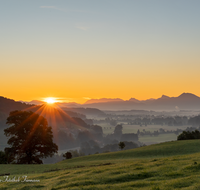 fileadmin/roha/images_galerie/orte_landschaft/Teisendorf/Oberteisendorf/SO-AU-SURT-0022-0657-02-D-roha-Sonnenaufgang-Surtal-Teisendorf-Oberteisendorf-Salzburg.png