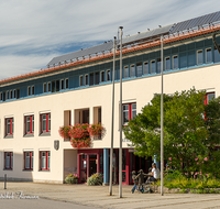 fileadmin/roha/images_galerie/orte_landschaft/Teisendorf/Teisendorf-Markt/TEI-MA-RATH-0004-D-roha-Teisendorf-Rathaus-Andreas-Wappen.png