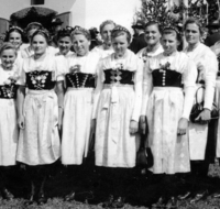 fileadmin/roha/Gautrachtenfest/Bilderglalerie/Teisendorf-Mehring-Trachtendirndl.png