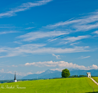 fileadmin/roha/images_galerie/orte_landschaft/Waging/WAG-TACH-0003-D-roha-Waging-am-See-Taching-Martl-Kapelle-Weg-Kirche.png