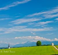 fileadmin/roha/images_galerie/orte_landschaft/Waging/WAG-TACH-0003-D-roha-Waging-am-See-Taching-Martl-Kapelle-Weg-Kirche.png