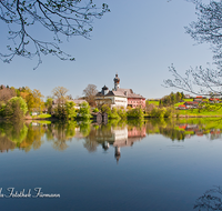 fileadmin/roha/images_galerie/orte_landschaft/Anger/Hoeglwoerth/AN-HOE-0072-1-D-roha-Anger-Hoeglwoerth-See-Kloster-Spiegelung.png