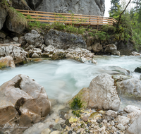 fileadmin/roha/images_galerie/orte_landschaft/Berchtesgaden/Ramsau/BGD-RA-ZAUB-0020-D-roha-Berchtesgaden-Ramsau-Zauberwald-Wildwasser-Weg-Steg.png