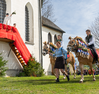 fileadmin/roha/images_galerie/brauchtum/Leonhardiritt/Traunstein-Georgiritt/BR-PFRI-TRAUNST-2019-1112-01-D-roha-Brauchtum-Pferdeumritt-Georgiritt-Traunstein-Ettendorfer-Kircherl.png