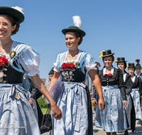 fileadmin/roha/images_galerie/brauchtum/Tracht/Trachtenverein_Anger/BR-TRACH-ANG-NEU-2019-08-11-1233-04-D-roha-Brauchtum-Tracht-Anger-Hoeglwoerth-Neukirchen-Festzug.png