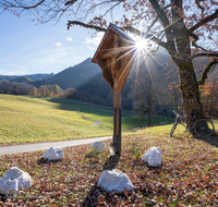 fileadmin/roha/images_galerie/stimmung-Sonne/KKKM-BAD-REI-GRUT-0005-D-roha-Wegkreuz-Gruttenstein-Bad-Reichenhall-Rad.png