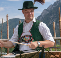 fileadmin/roha/images_galerie/musik/Blasmusik/Piding/MU-BLA-PID-ALM-1435-01-D-roha-Musik-Blasmusik-Musikkapelle-Piding-Steineralm-Almfest.png