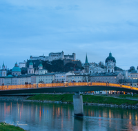 fileadmin/roha/images_galerie/orte_landschaft/Salzburg/Nacht-Salzburg/SA-ALTST-NACHT-MAK-0004-1622-01-D-roha-Salzburg-Altstadt-Festung-Makartsteg-Nacht-Weihnachten-Salzach.png