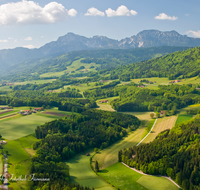 fileadmin/roha/images_galerie/orte_landschaft/Teisendorf/TEI-FLUG-0005-D-roha-Teisendorf-Flugaufnahme-Hoegl-Ramsautal-Hochstaufen-Zwiesel-Autobahn.png