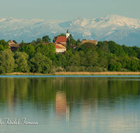 fileadmin/roha/images_galerie/orte_landschaft/Abtsdorf-Abtsdorfer-See/ABTS-0011-D-roha-Abtsdorf-See-Tennengebirge-Wasser-Kirche.png