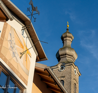 fileadmin/roha/images_galerie/architektur-Haeuser/AN-DORFPL-SON-0002-D-roha-Anger-Dorfplatz-Sonnenuhr-Kirchturm.png