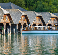 fileadmin/roha/Interessantes-in-Kurzform/BGD-KOE-SCHIFF-0001-0-6-D-roha-Berchtesgaden-Koenigssee-Schifffahrt-Bootshuette-Seelaende.png