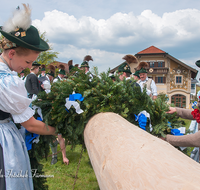 fileadmin/roha/images_galerie/brauchtum/Maibaum/Anger-Hoeglwoerth/BR-MAIB-ANG-2017-1326-02-D-roha-Brauchtum-Maibaum-Anger-Trachtendirndl-Girlande.png