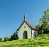 fileadmin/roha/images_galerie/kirche_religion/Teisendorf/KKKM-TEIS-ALME-0006-D-roha-Kapelle-Teisendorf-Almeding-Fruehling.png