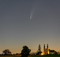 fileadmin/roha/images_galerie/Baum-natur-garten/Natur-Himmel-Nachthimmel/LANDS-HIM-NA-KOM-0005-D-roha-Landschaft-Himmel-Nacht-Komet-Neowise-Maria-Buehel.png