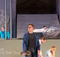 fileadmin/roha/images_galerie/orte_landschaft/Salzburg/Jedermann/2017/SA-KU-JEDERM-2017-2107-01-D-roha-Salzburg-Festspiele-Jedermann-Theater-Dom-Moretti.png