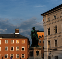 fileadmin/roha/images_galerie/orte_landschaft/Salzburg/Residenz-Kapitel-Mozartplatz/SA-MOZA-0006-D-roha-Salzburg-Mozart-Statue-Mozartplatz.png