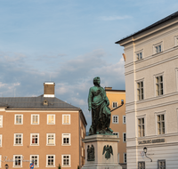 fileadmin/roha/images_galerie/orte_landschaft/Salzburg/Residenz-Kapitel-Mozartplatz/SA-MOZA-0006-D-roha-Salzburg-Mozart-Statue-Mozartplatz.png