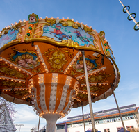 fileadmin/roha/images_galerie/orte_landschaft/Teisendorf/Teisendorf-Markt/TEI-MA-MARKT-PO-0002-02-D-roha-Teisendorf-Marktstrasse-Markt-Andreasmarkt-Weihnachten-Kinder-Karusell.png