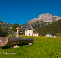 fileadmin/roha/images_galerie/orte_landschaft/Berchtesgaden/Marktschellenberg-Ettenberg/BGD-ETTENB-0012-D-roha-Berchtesgaden-Ettenberg-Kirche-Untersberg-Landwirtschaft-Brunnen.png