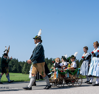 fileadmin/roha/images_galerie/orte_landschaft/Teisendorf/Neukirchen/Trachtenfest-Neukirchen-2019/BR-FEST-NEUK-TRACH-2019-08-11-1201-04-D-roha-Brauchtum-Fest-Neukirchen-Trachtenverein-Festzug.png