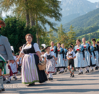 fileadmin/roha/images_galerie/orte_landschaft/Anger/Anger-Trachten-Musik-Fest/BR-TRACH-ANG-2018-08-19-0947-04-D-roha-Brauchtum-Tracht-Anger-Hoeglwoerth-Festzug.png