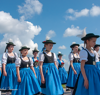 fileadmin/roha/images_galerie/brauchtum/Tracht/BR-TRACH-WAG-WEIL-2017-06-18-0938-01-D-roha-Brauchtum-Tracht-Waging-Muehlberger.png