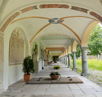 fileadmin/roha/images_galerie/orte_landschaft/Laufen/Klosterfriedhof/LAUF-KAPUZ-KI-0033-D-roha-Laufen-Kapuzinerkloster-Friedhof-Gruftengang.png