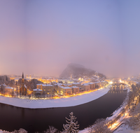 fileadmin/roha/images_galerie/orte_landschaft/Salzburg/Nacht-Salzburg/SA-ALTST-NACHT-WI-0001-01-D-P-roha-Salzburg-Altstadt-Nacht-Panorama-Festung-Hohensalzburg-Winter.png