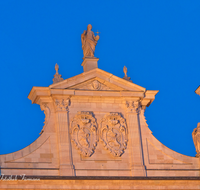 fileadmin/roha/images_galerie/orte_landschaft/Salzburg/Dom/SA-DOM-0005-4-D-roha-Salzburg-Dom-Giebel-Marmor-blaue-Stunde-Nacht.png