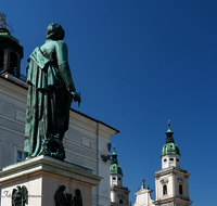 fileadmin/roha/images_galerie/orte_landschaft/Salzburg/Residenz-Kapitel-Mozartplatz/SA-MOZA-0008-D-roha-Salzburg-Mozart-Statue-Mozartplatz-Dom.png