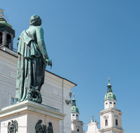 fileadmin/roha/images_galerie/orte_landschaft/Salzburg/Residenz-Kapitel-Mozartplatz/SA-MOZA-0008-D-roha-Salzburg-Mozart-Statue-Mozartplatz-Dom.png