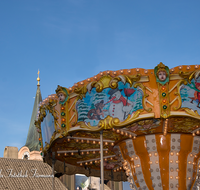 fileadmin/roha/images_galerie/orte_landschaft/Teisendorf/Teisendorf-Markt/TEI-MA-MARKT-PO-0002-D-roha-Teisendorf-Marktstrasse-Markt-Andreasmarkt-Weihnachten-Kinder-Karusell.png