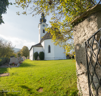 fileadmin/roha/images_galerie/orte_landschaft/Ainring/AINR-UL-0050-D-roha-Ainring-Ulrichshoegl-Kirche-Tor-Herbst.png