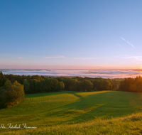 fileadmin/roha/images_galerie/orte_landschaft/Chiemsee/CHIE-SEIS-STIM-0003-D-roha-Chiemsee-Chiemgau-Stimmung-Sonnenaufgang-Nebel-Seiser-Alm.png