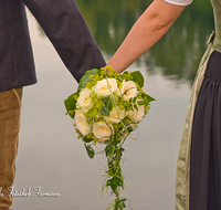 fileadmin/roha/images_galerie/dies_das/LANDA-BRAUT-STR-0003-D-roha-Landart-Braut-Strauss-Hochzeit-Rosen-Hand-Dirndl.png