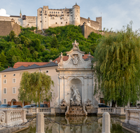 fileadmin/roha/images_galerie/orte_landschaft/Salzburg/Residenz-Kapitel-Mozartplatz/SA-KAPIT-0006-D-roha-Salzburg-Kapitelschwemme-Neptun-Brunnen-Festung.png