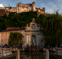 fileadmin/roha/images_galerie/orte_landschaft/Salzburg/Residenz-Kapitel-Mozartplatz/SA-KAPIT-0006-D-roha-Salzburg-Kapitelschwemme-Neptun-Brunnen-Festung.png