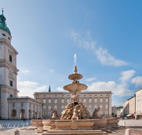 fileadmin/roha/images_galerie/orte_landschaft/Salzburg/Residenz-Kapitel-Mozartplatz/SA-RESID-PLA-0016-D-roha-Salzburg-Residenz-Platz-Brunnen-Dom.png