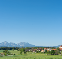 fileadmin/roha/images_galerie/orte_landschaft/Saaldorf/SAAL-0030-D-roha-Saaldorf-Kirche-Zwiebelturm-Hochstaufen-Zwiesel.png