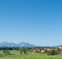 fileadmin/roha/images_galerie/orte_landschaft/Saaldorf/SAAL-0030-D-roha-Saaldorf-Kirche-Zwiebelturm-Hochstaufen-Zwiesel.png