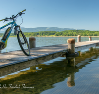 fileadmin/roha/images_galerie/Freizeit-Sport/E-Bike/SPO-E-BIKE-WAG-SEE-0003-D-roha-Sport-E-Bike-Waginger-See-Kuehnhausen-Steg-Teisenberg.png