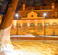 fileadmin/roha/images_galerie/orte_landschaft/Bad-Reich-Kurgarten-Beleuchtung/BAD-REI-KURGAR-WI-0017-03-D-roha-Bad-Reichenhall-Kurgarten-Kurhaus-Winter-Nacht.png