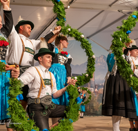 fileadmin/roha/Gautrachtenfest/Bilderglalerie/Gaufest-2023/Gauheimatabend/BR-GAUFEST-TEIS-2023-2-2119-2-D-roha-Tracht-Gaufest-Teisendorf.png