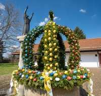 fileadmin/roha/images_galerie/brauchtum/Ostern/BR-OST-BRUN-SURH-0009-D-roha-Osterbrunnen-Surheim-Stephanus.png