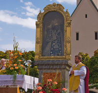 fileadmin/user_upload/BR-TRACH-ALTOET-0052-D-roha-Brauchtum-Tracht-Wallfahrt-Altoetting-Kapellplatz-Schwarze-Madonna.png