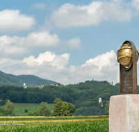 fileadmin/roha/images_galerie/kirche_religion/Ainring/KKKM-AINR-FRZ-09-01-D-roha-Stelen-Franziskus-Weg-Sonnengesang-Friede-Globus.png