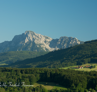 fileadmin/roha/images_galerie/orte_landschaft/Teisendorf/IN-LANDS-Teisendorf/LANDS-TEIS-SCHELM-0001-D-roha-Landschaft-Teisendorf-Schelmberg-Hochstaufen-Oberreit.png