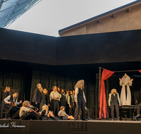 fileadmin/roha/images_galerie/orte_landschaft/Oberammergau/die-Pest/OBERA-PEST-2019-2023-D-roha-Oberammergau-Die-Pest-Theater.png